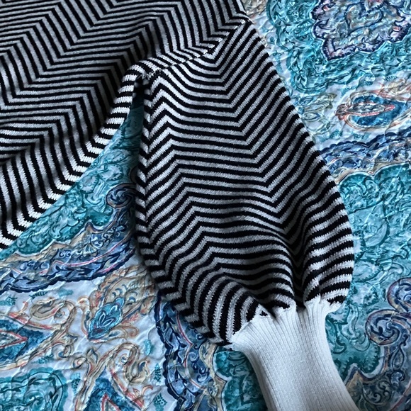 Chevron Patterned Crew Neck Sweater - Picture 7 of 11